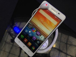 Lenovo S850 features an all-glass exterior. 