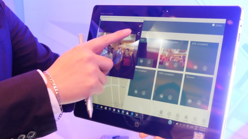 The computer's 12-inch touchscreen has a 2:3 aspect ratio 1920x1280 and is skinned in Corning Gorilla Glass 4.